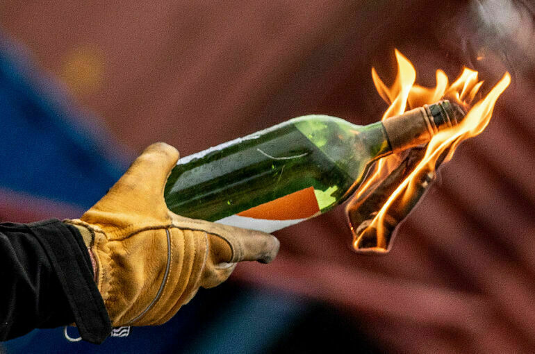 В здание администрации Орловской области кинули бутылки с зажигательной смесью