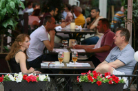 СМИ: В Минфине поддержали снятие запрета на продажу алкоголя в летних кафе