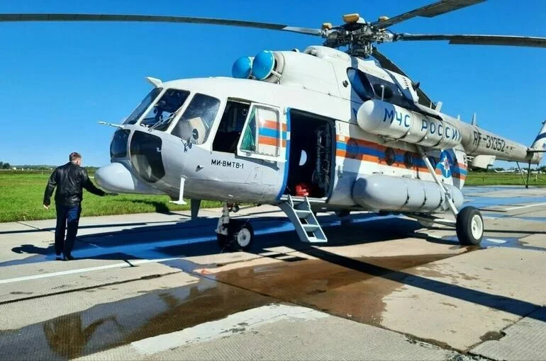 В Татарском проливе с дрейфующих барж спасли 16 рыбаков