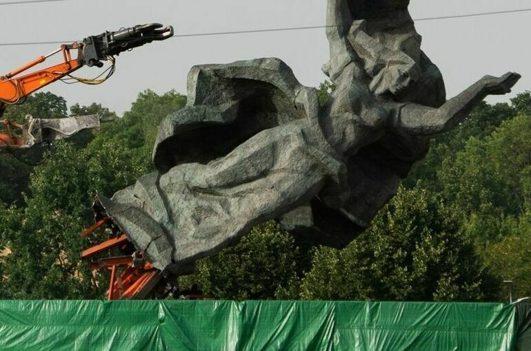 В Риге завершили демонтаж последнего элемента памятника Освободителям