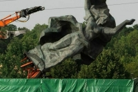 Компартия Греции осудила снос памятника советским воинам в Риге