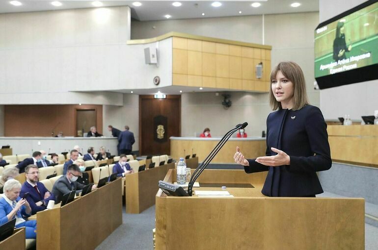 Аршинова считает, что запрет использовать смартфоны — в интересах самих школьников