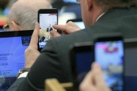Минцифры откажется от покупки чиновникам смартфонов на отечественной ОС