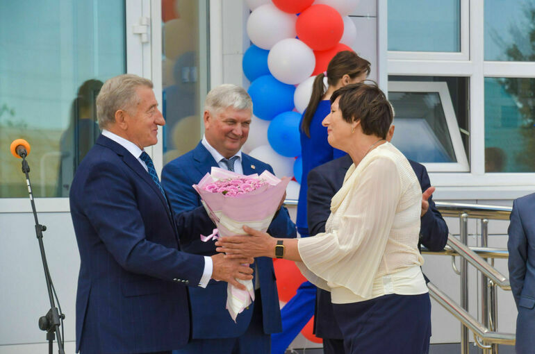 Сенатор Лукин открыл обещанную избирателям школу в Воронежской области