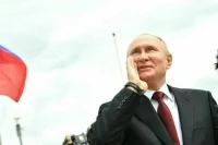 Путин остановил кортеж, чтобы пообщаться с жителями Калининграда