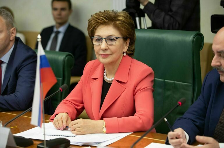 Сенатор Карелова отметила широкое освещение женской повестки на ВЭФ