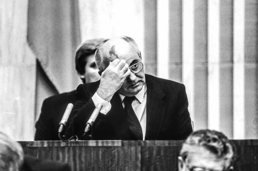 16 ноября 1990 года. Президент СССР во время доклада о положении в стране на сессии Верховного Совета СССР.