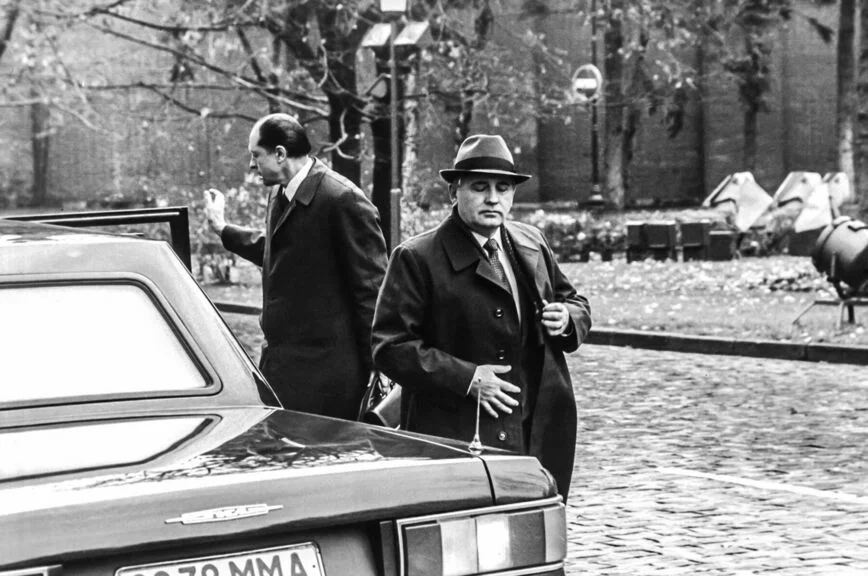 Декабрь 1991 года. Один из последних рабочих дней президента СССР (на втором плане – руководитель охраны М. С. Горбачева генерал-майор Владимир Медведев).
