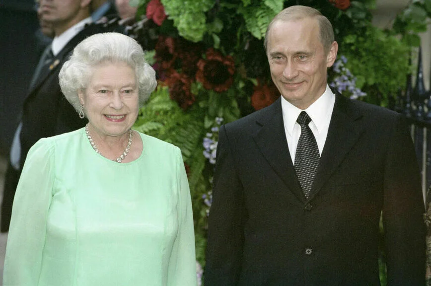 Елизавета II и Владимир Путин во время встречи в Лондоне.