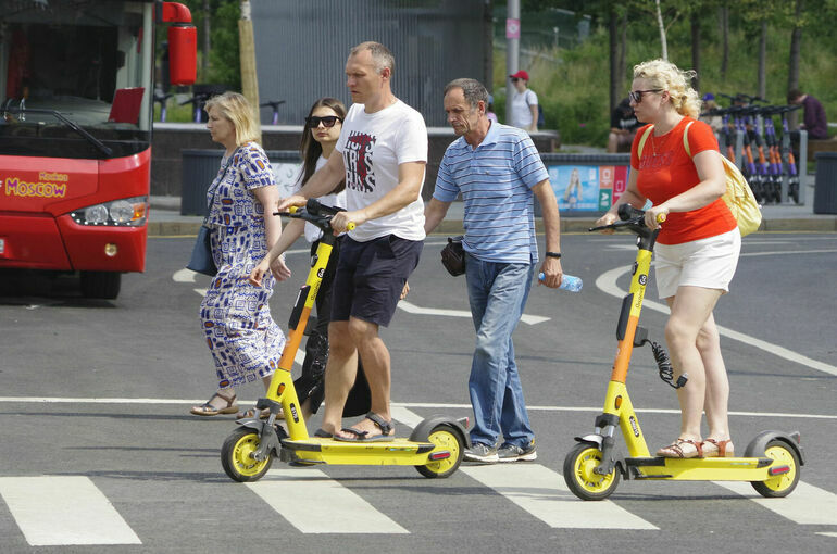 Минтранс предложил запретить пересечение пешеходных переходов на электросамокатах