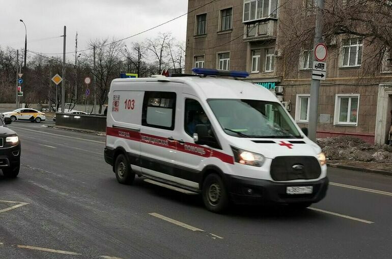 Два человека пострадали при столкновении грузового авто и скорой помощи в Москве