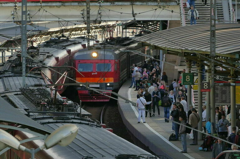 В Ленинградской области электропоезд насмерть сбил женщину