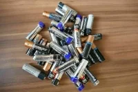 Эксперт предложил создавать площадки для сбора отработанных батареек и лампочек