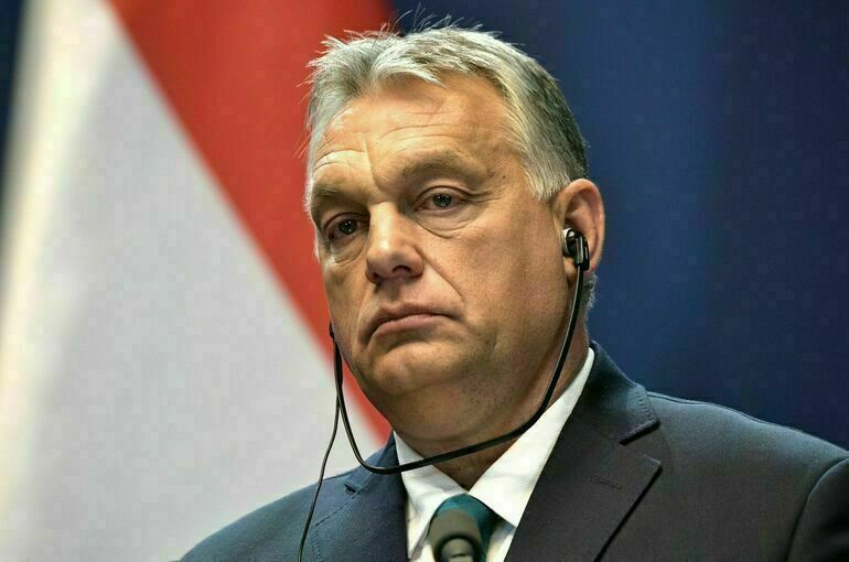 Вучич вручил Орбану высшую государственную награду Сербии