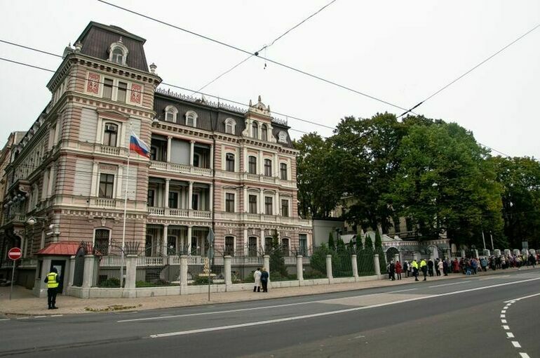 Посольство РФ в Риге назвало запрет на въезд россиянам в Латвию расизмом