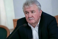 Москвичев выступил против сокращения в бюджете денег на дороги