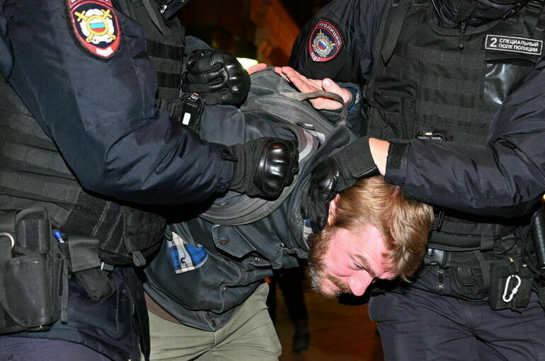 Песков заявил, что вручение повесток задержанным на митингах не противоречит закону