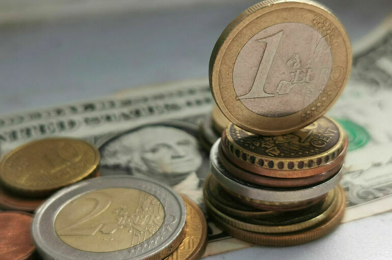 Евро на Мосбирже торгуется ниже 57 рублей