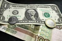 Курс доллара опустился ниже 57 рублей впервые с 22 июля