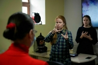 Для работников госструктур создали начальный курс изучения русского жестового языка