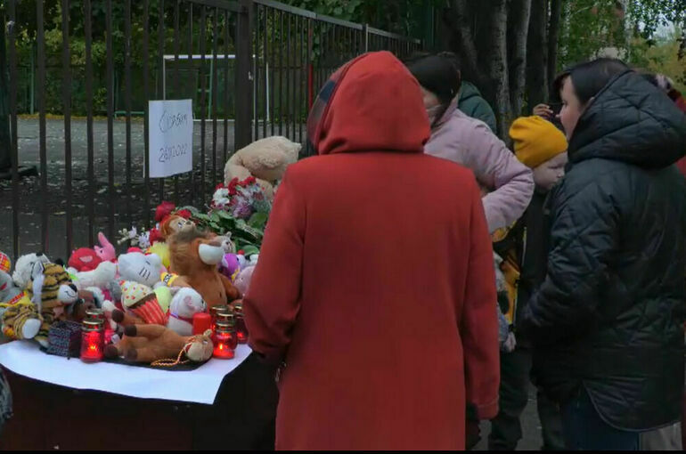 Жители Ижевска организовали стихийный мемориал около ворот школы
