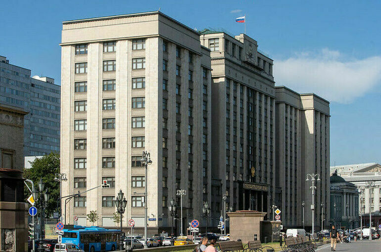 В Госдуме ко Дню учителя представили детские рисунки из разных регионов