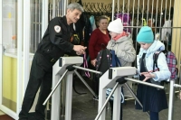 Петербургские депутаты попросят дать охранникам школ травматы и электрошокеры