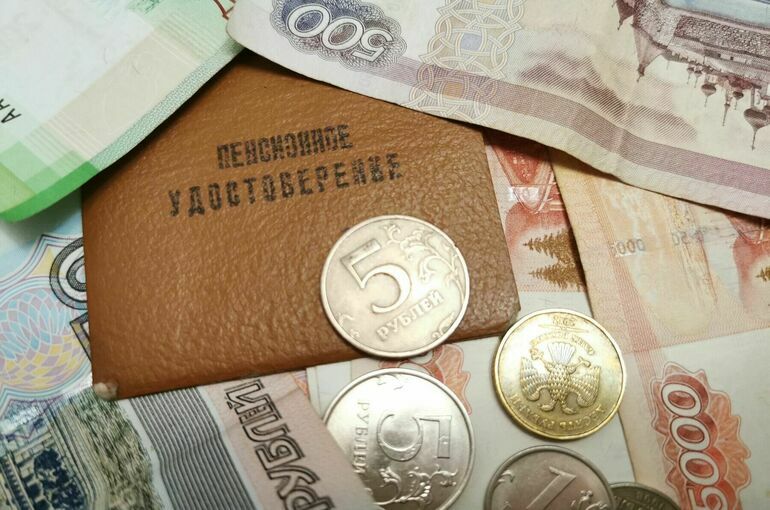 Приставам запретят взыскивать пенсии детей-инвалидов за долги 