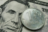 Курс доллара на Мосбирже опускался ниже 54 рублей