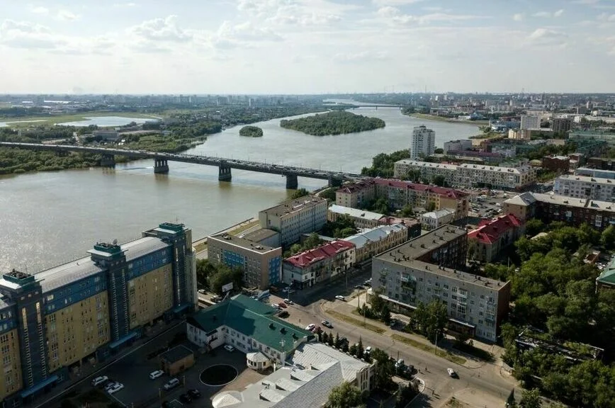 Река Иртыш, Ленинградский мост и центр города Омска
