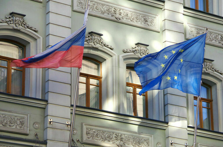 Восьмой пакет санкций ЕС устанавливает потолок цен на российскую нефть