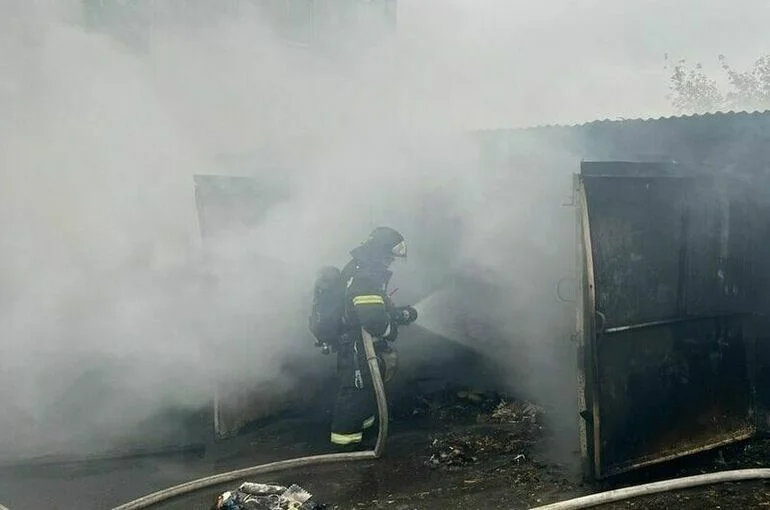 В Москве локализовали вспыхнувший в гаражных боксах пожар