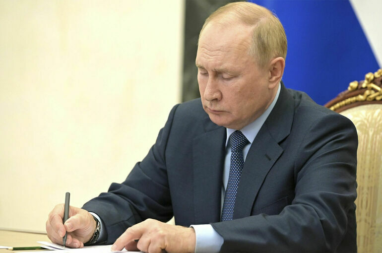 Путин подписал закон о трудовых гарантиях мобилизованных