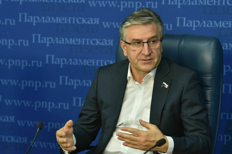 Фаррахов объяснил нужность штрафов за неуважение к госсимволам регионов