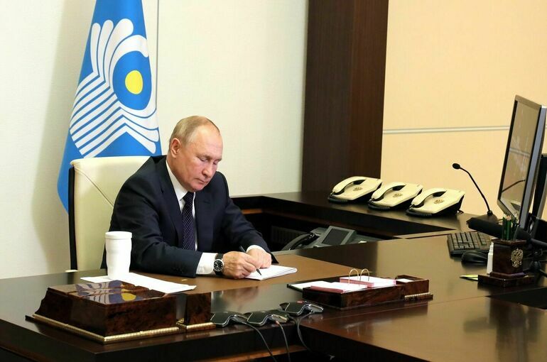 Путин продлил продовольственное эмбарго до конца 2023 года