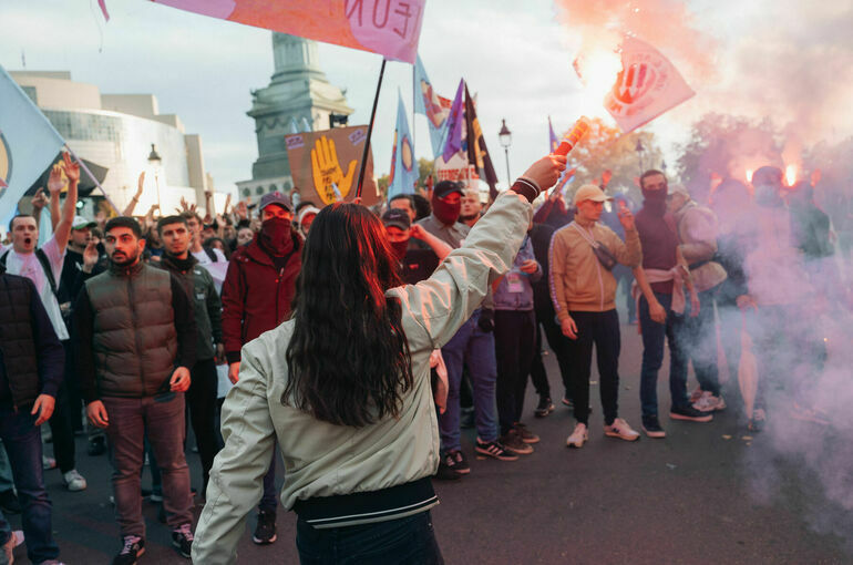 На акции протеста против повышения стоимости жизни в Париже произошли беспорядки