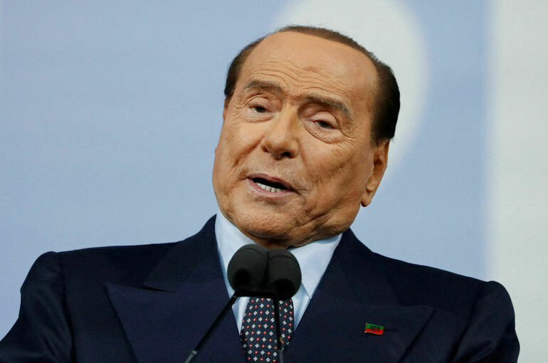 Берлускони заявил, что Зеленский в силах остановить боевые действия на Украине