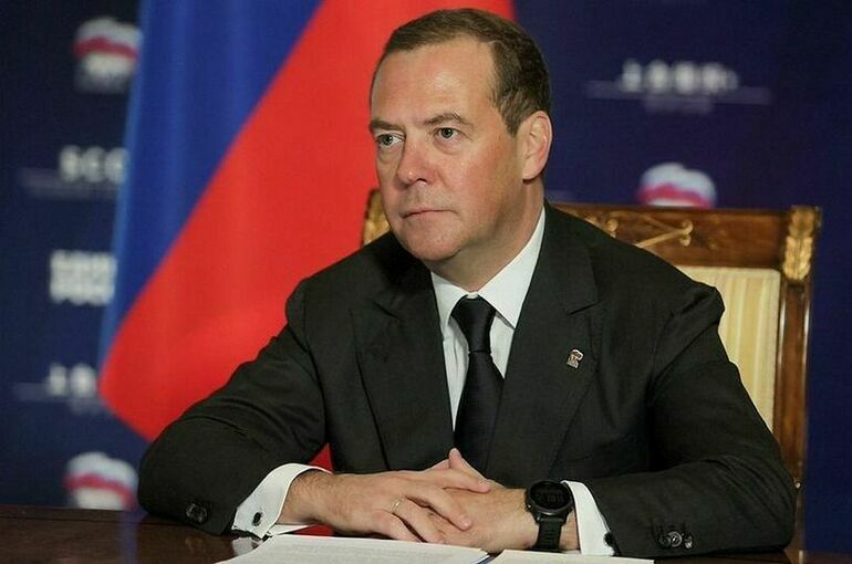 Медведев указал на право страны превентивно защищать своих граждан