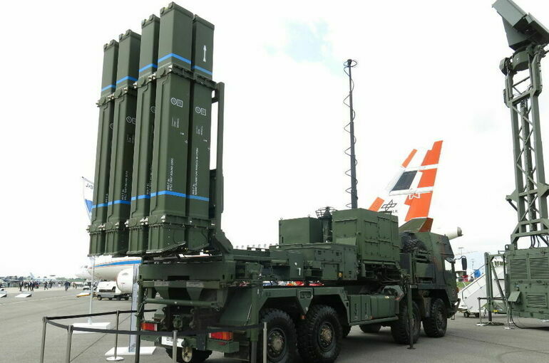 В Киеве президенту ФРГ подарили ирисы с намеком на поставку систем ПВО IRIS-T