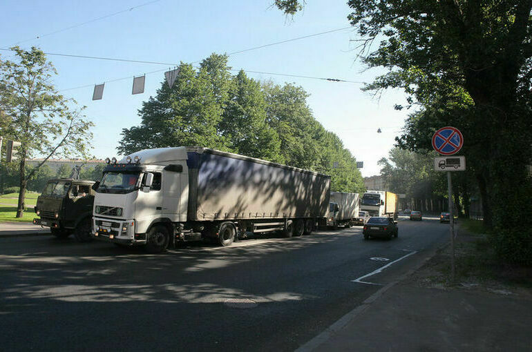 Власти Кубани ограничивают проезд грузовиков к Керченской переправе