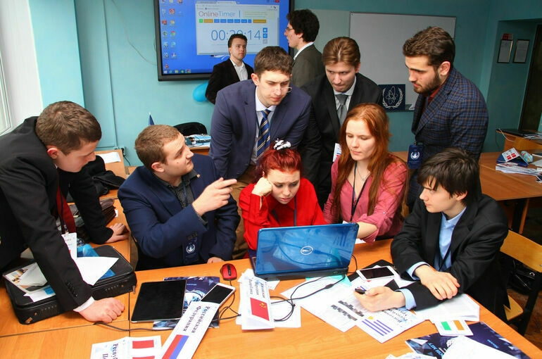 Стипендию для студентов с 2023 года предложили увеличить до 1,9 тысячи рублей