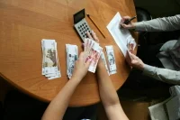 Путин считает, что россияне должны бороться за повышение зарплат