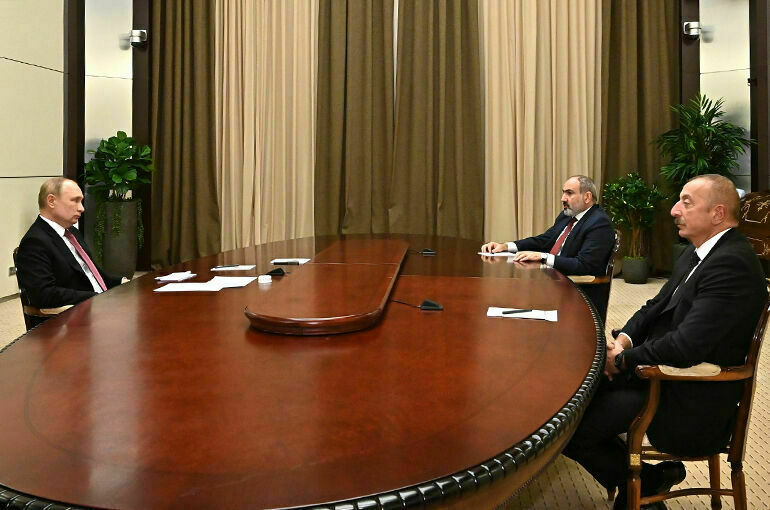 Пашинян и Алиев прибыли в Сочи для участия в трехсторонних переговорах