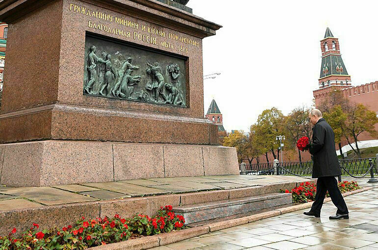 Путин 4 ноября возложит цветы к памятнику Минину и Пожарскому