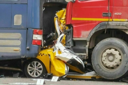 В Москве в ДТП с такси и грузовиком погибли два человека