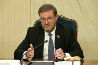 Сенатор Косачев предложил пригласить Зеленского на море в Крым