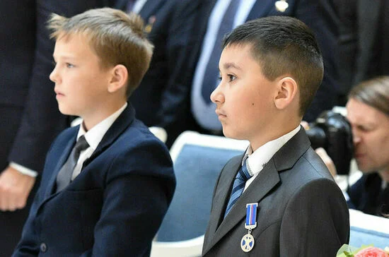 Элнур Кунов (справа).