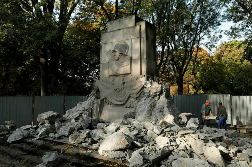 Рабочие разбирают памятник советским воинам в Варшаве.