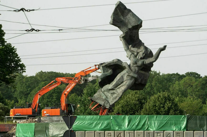Снос памятника Освободителям Риги.