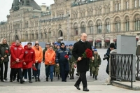 Путин возложил цветы к памятнику Минину и Пожарскому 